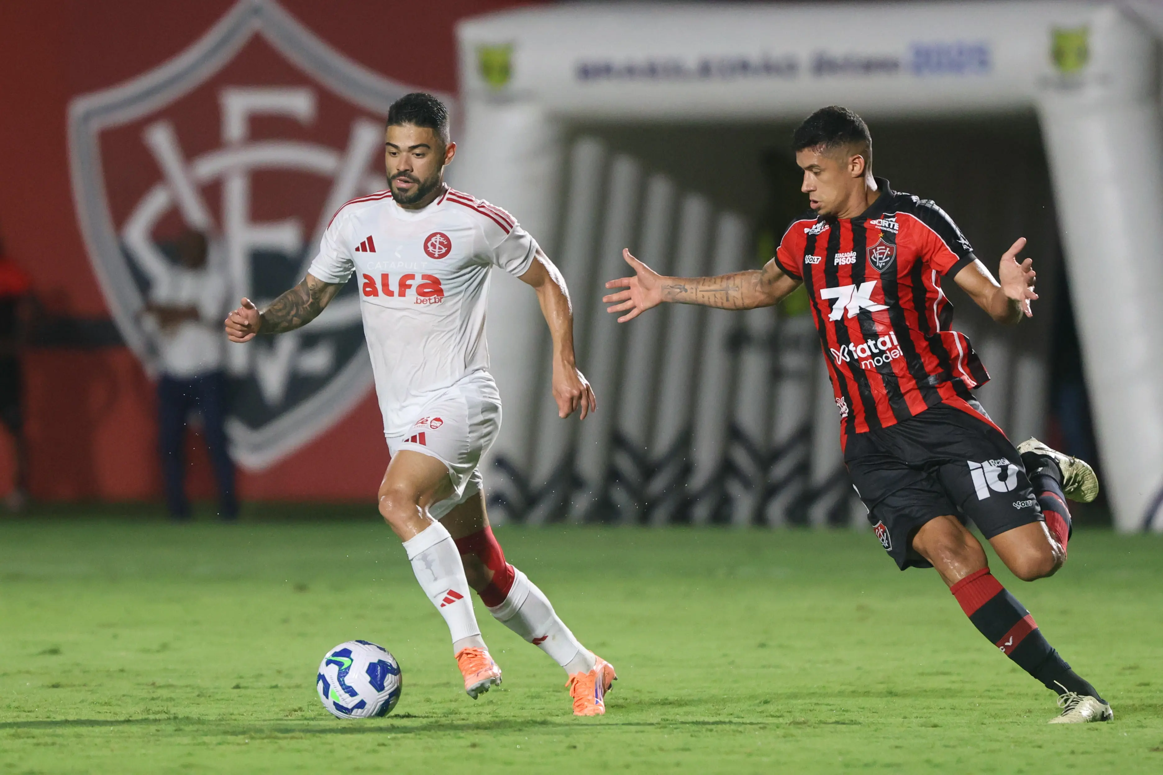Internacional perde para o Vitória e afunda na tabela do Brasileirão