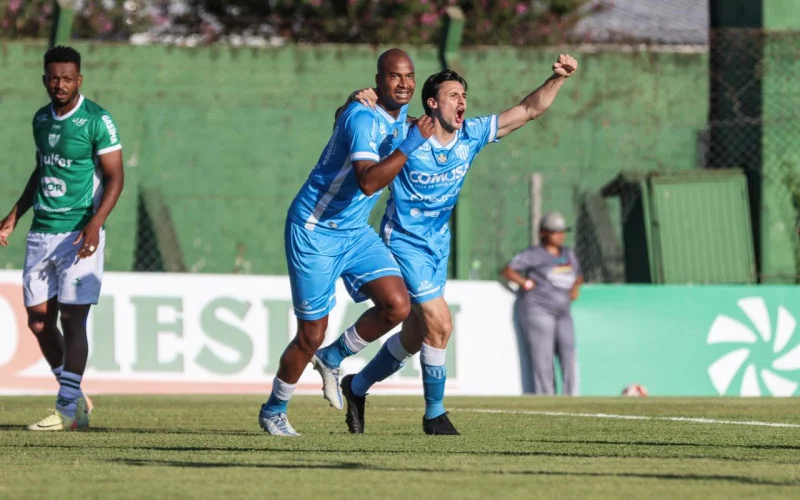 Novo Hamburgo suporta pressão com um a menos e empata com o Avenida nos Eucaliptos