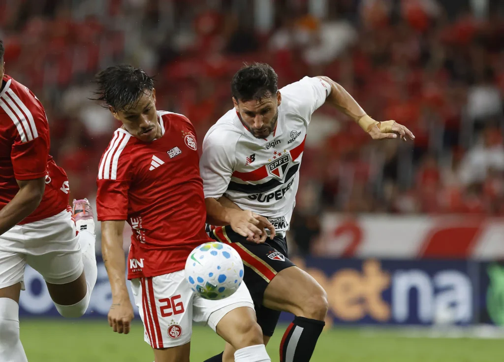 Internacional cede empate ao São Paulo no Beira-Rio e segue pressionado no Brasileirão