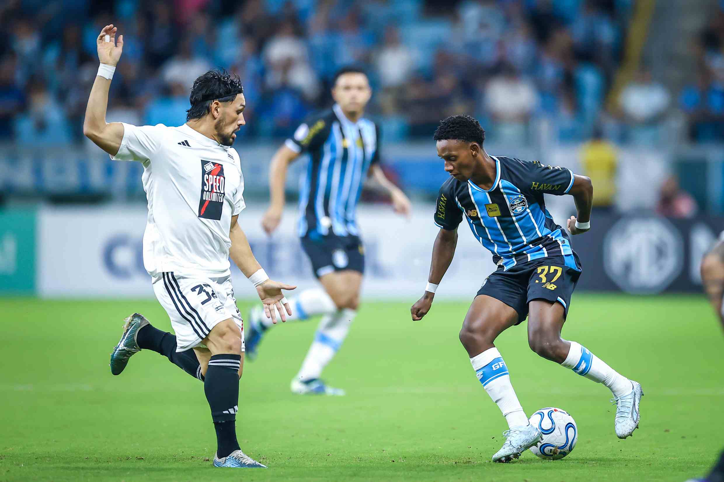 Com gol de Amuzu no fim, Grêmio vence o Deportivo Riestra e respira na Sul-Americana