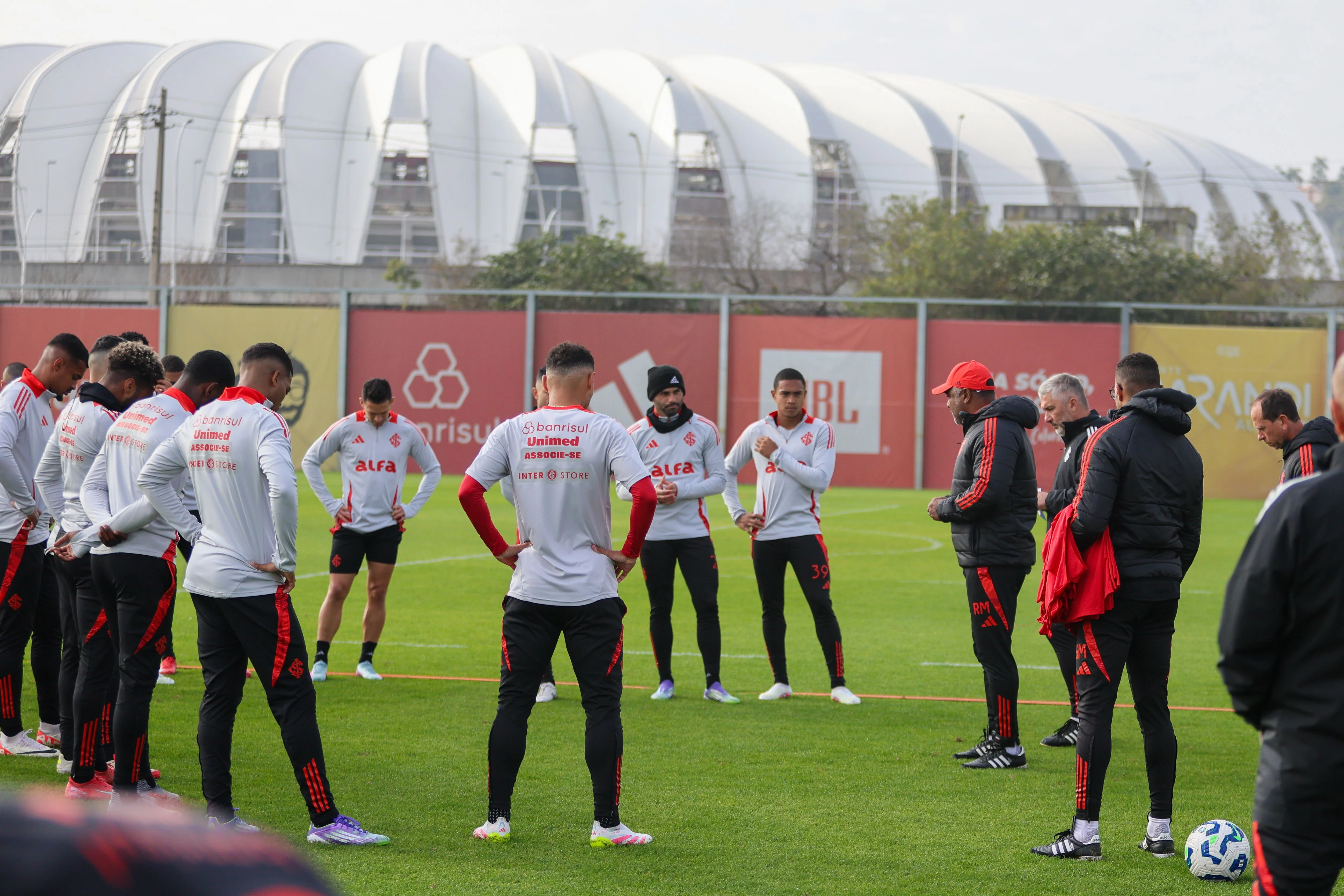 Com retornos e a força do Beira-Rio, Inter encara o Vitória para deixar o Z-4