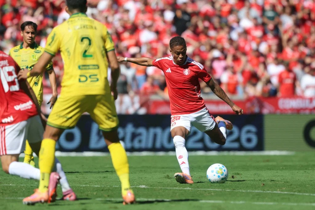Mirassol surpreende Internacional no Beira-Rio e complica situação colorada no Brasileirão