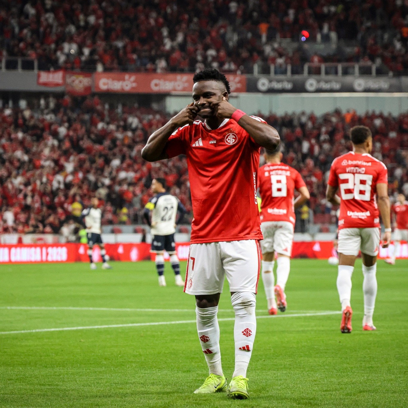 O dilema colorado: vender Carbonero para respirar pode custar caro ao Inter em campo