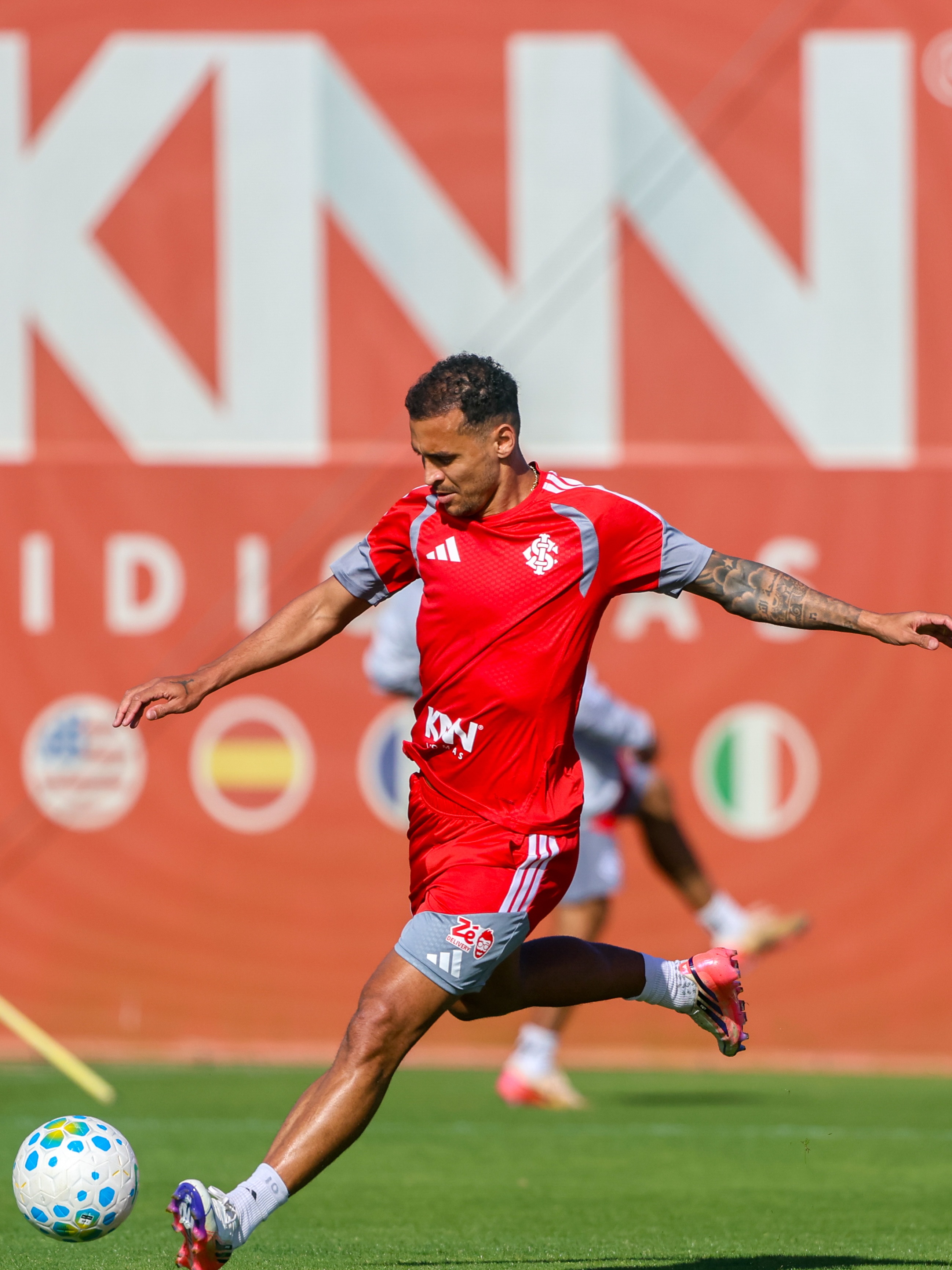 Alan Patrick treina novamente e se aproxima de reforçar o Inter contra o Botafogo