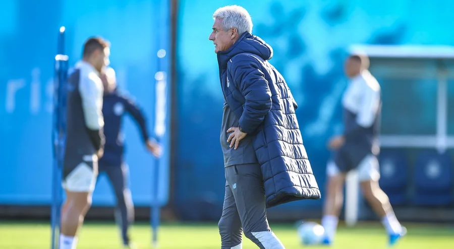 Sob ultimato, Luís Castro escala três estreantes para o Gre-Nal decisivo no Beira-Rio