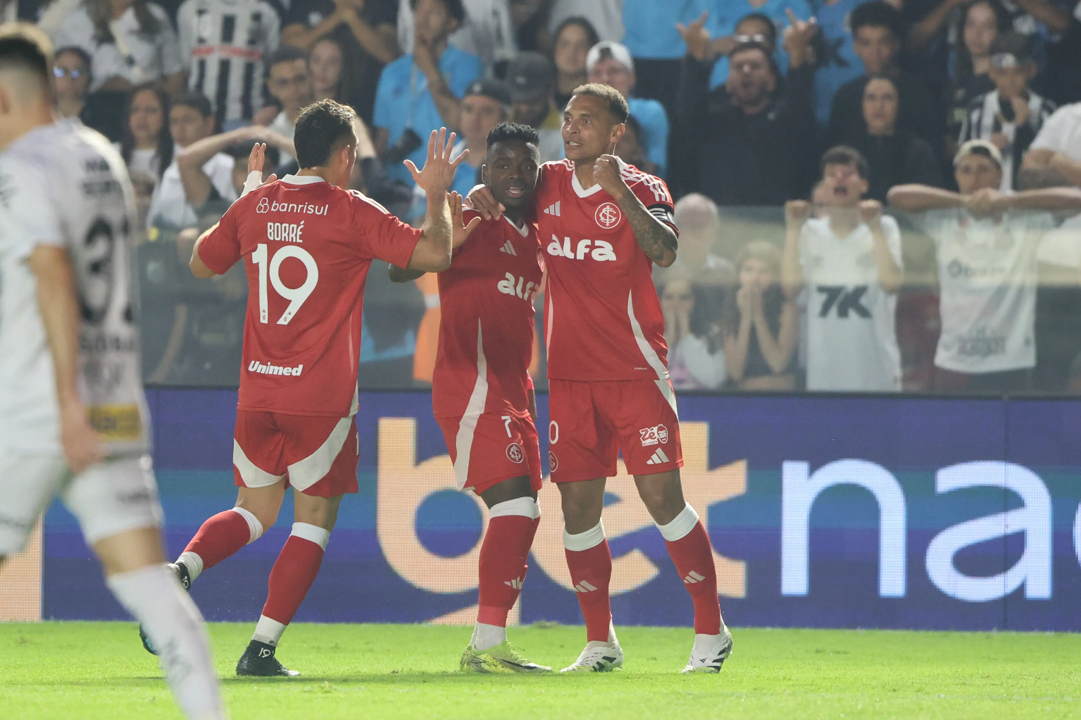 Inter Bate o Santos na Vila e Ganha Fôlego no Brasileirão