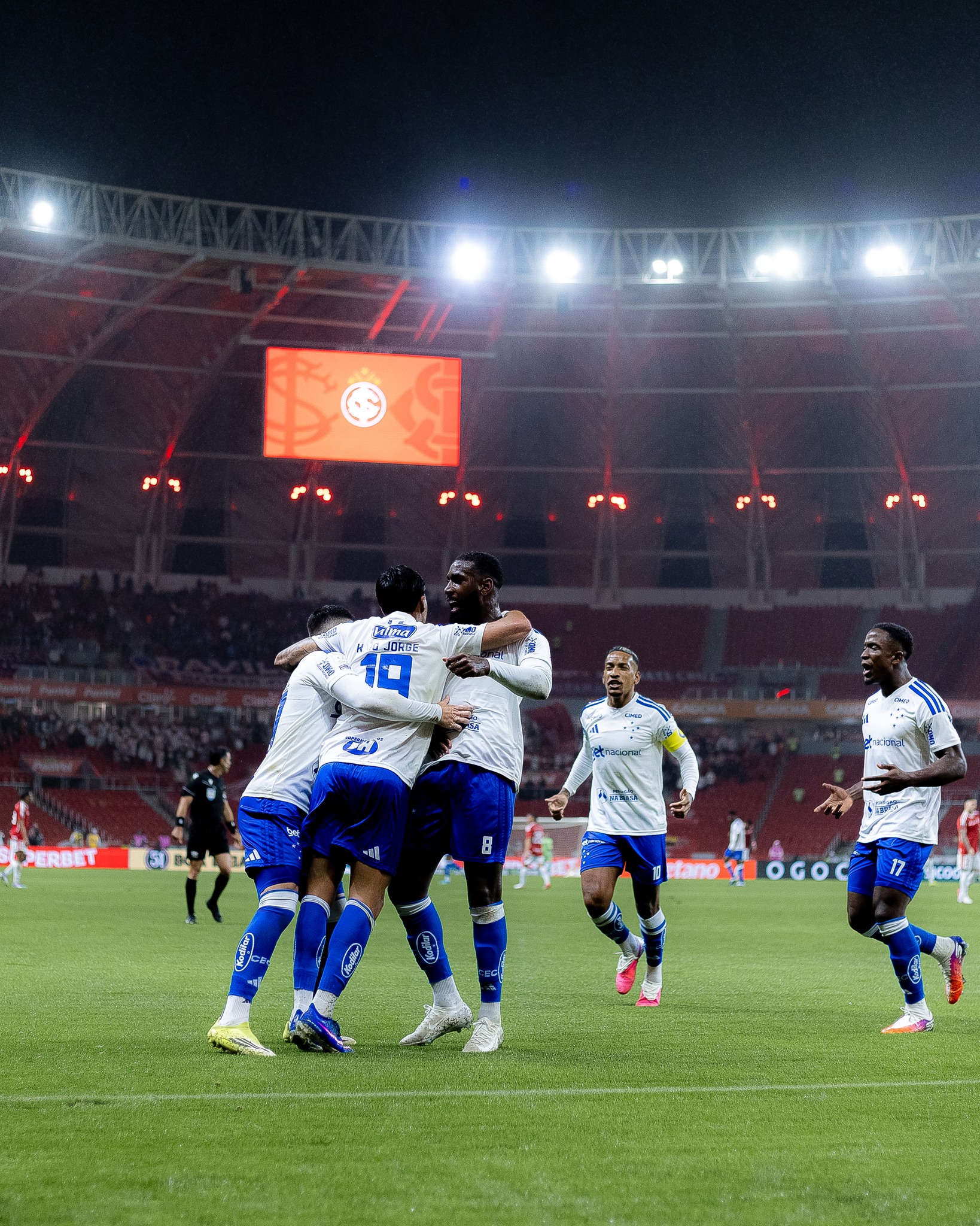 Vaiado no Beira-Rio, Inter perde para o Cruzeiro e emenda terceira derrota seguida