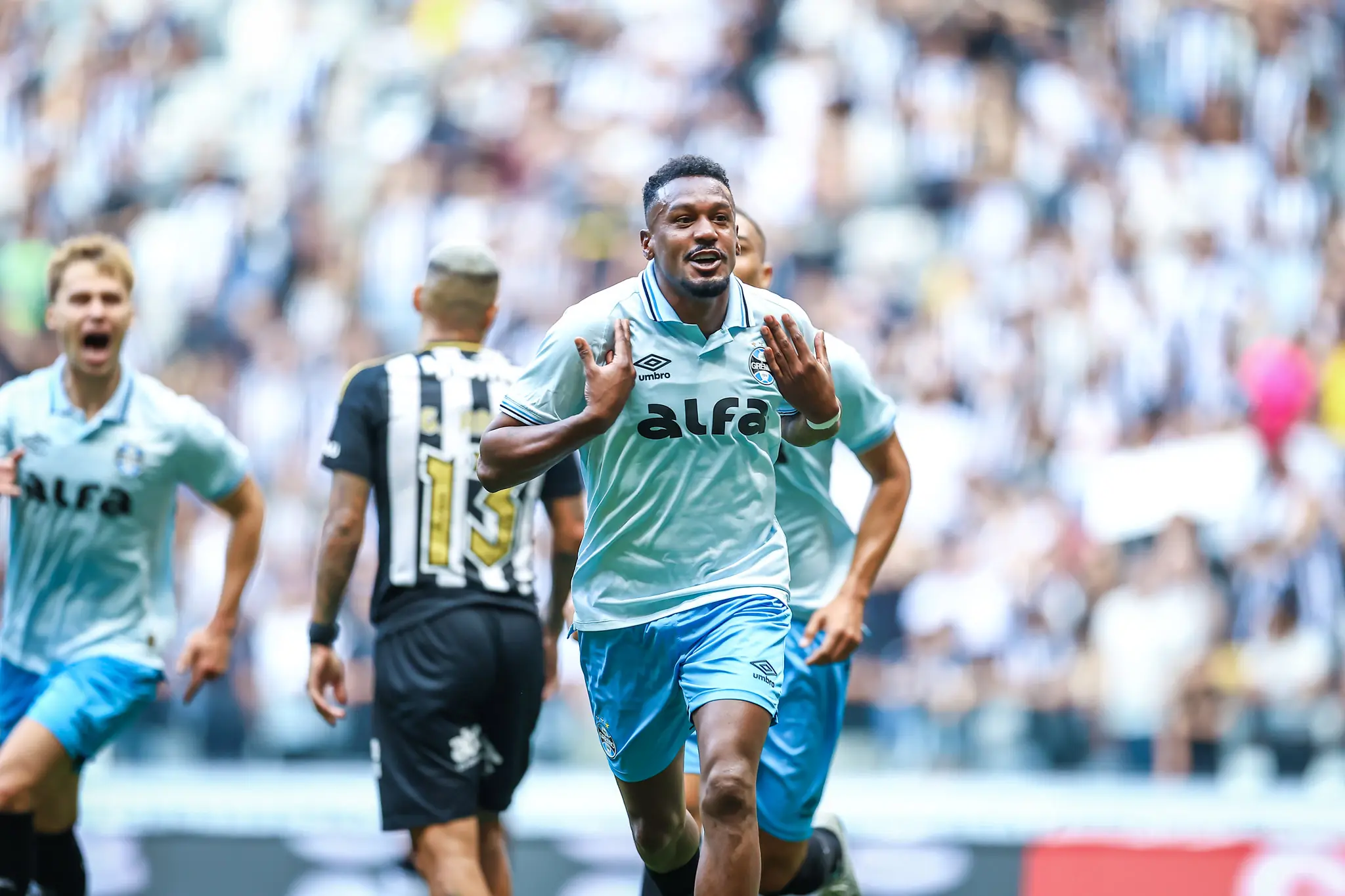 Grêmio vence o Atlético-MG em jogo caótico com quatro expulsões e respira no Brasileirão
