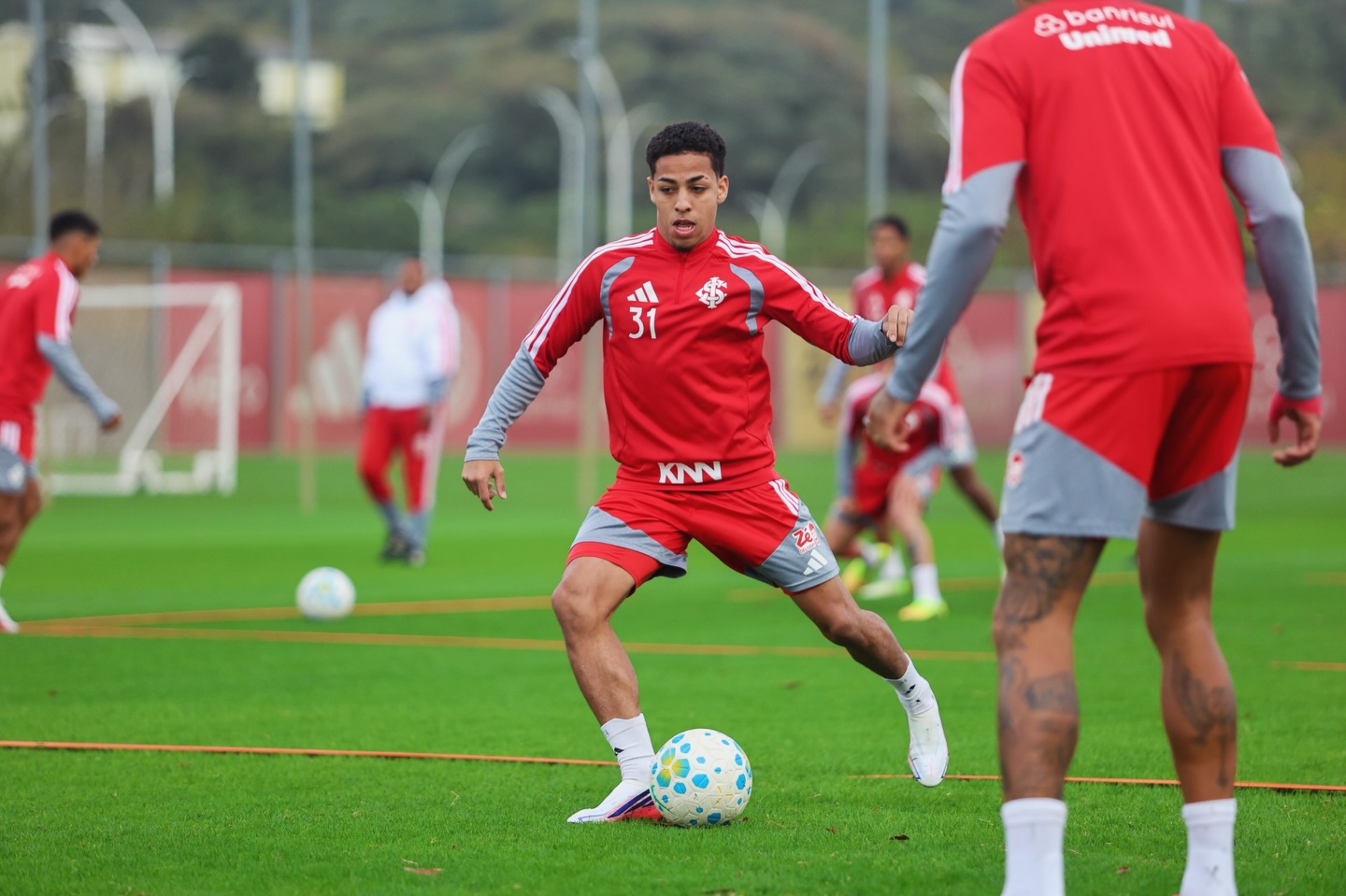 Sem Pezzolano, Inter tenta fugir do Z-4 diante do Athletico-PR embalado na Baixada