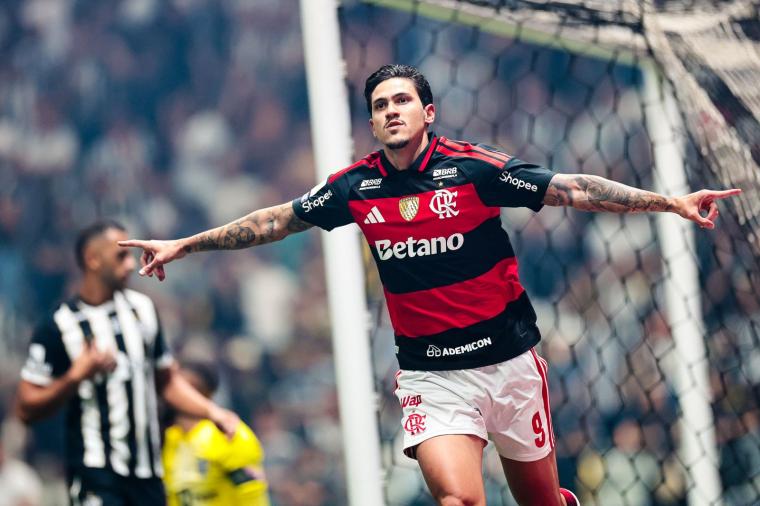 Flamengo atropela Atlético-MG na Arena MRV e mantém perseguição ao líder