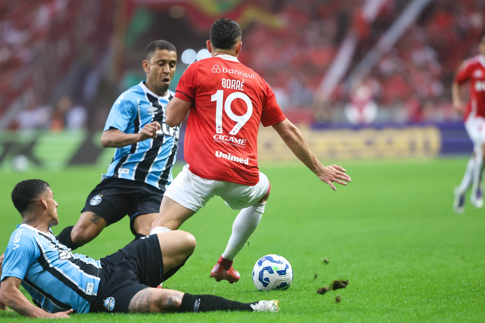 Grêmio vence Gre-Nal no Beira-Rio, e Roger Machado cai no Inter