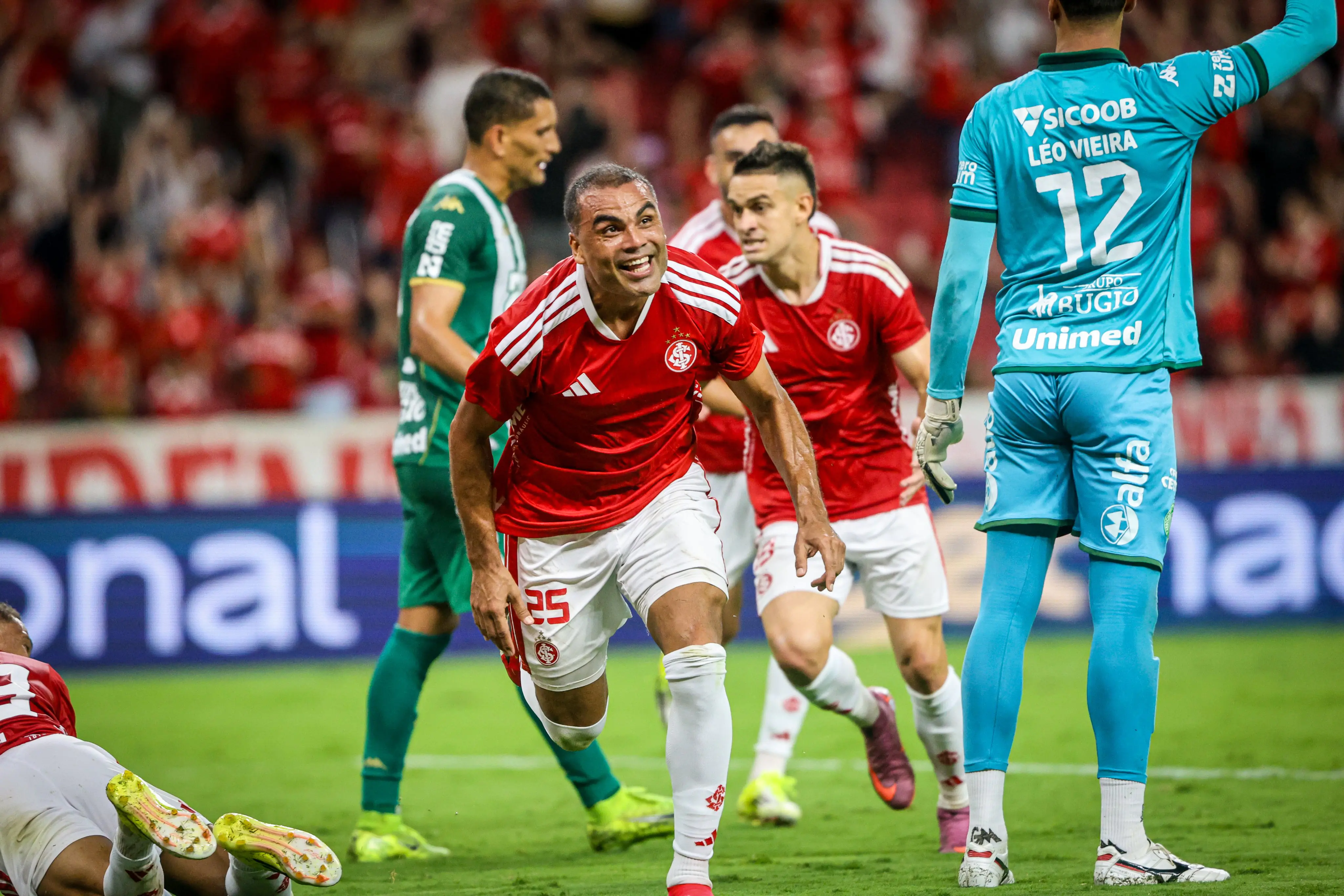 Inter vence a Chapecoense e sai da zona de rebaixamento do Brasileirão