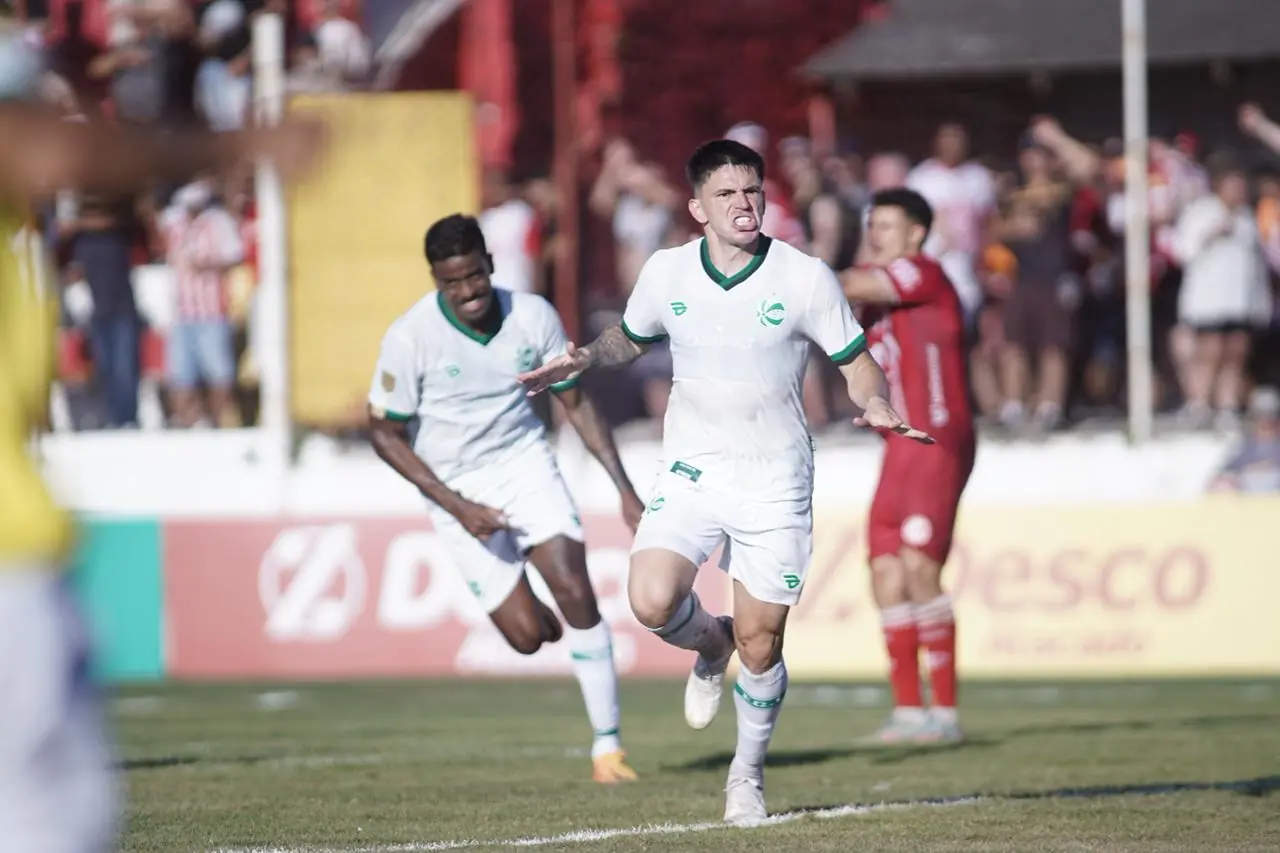 Juventude supera duas expulsões e vence o Inter-SM com gol heróico no Presidente Vargas